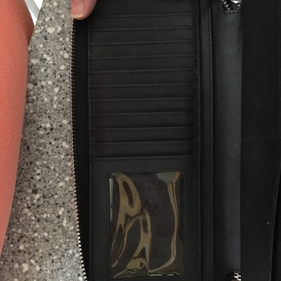 Michael Kors Wallet - Picture 4 of 8